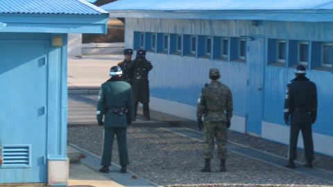 Les soldats nord et sud-cor�ens sont si proches qu�ils pourraient se toucher.