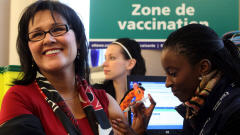 La ministre de la Santé, Leona Aglukkaq, a été vaccinée contre la grippe A (H1N1) le 27 novembre 2009 à Ottawa.