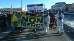 Citoyens et médecins défilent à Sept-Îles pour demander au gouvernement un moratoire sur l'exploration et l'exploitation de l'uranium au Québec (archives)