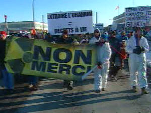 Citoyens et médecins défilent à Sept-Îles pour demander au gouvernement un moratoire sur l'exploration et l'exploitation de l'uranium au Québec. 