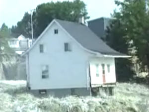 La petite maison blanche résistant à la force des courants devient rapidement un symbole pour la population éprouvée.