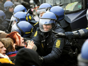La police a arrêté environ 250 manifestants qui voulaient entrer dans le centre de conférence.