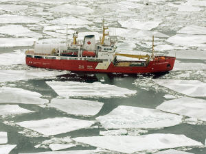 Le brise-glace Sir William Alexander remorquait L'Acadien II lorsque celui-ci s'est renversé, tuant quatre Madelinots.