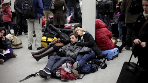 Des voyageurs attendent l'Eurostar � Londres.
