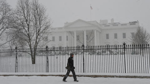 Un homme marche devant la Maison-Blanche, balay�e par une temp�te de neige.