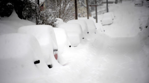 Des voitures sous la neige dans les rues de Staunton, en Virginie, le 19 d�cembre 2009.