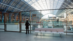 � Londres, un voyageur regarde la plateforme du train Eurostar, qui restera vide au moins jusqu'� mardi.