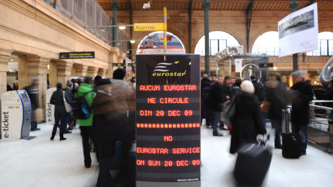 Un panneau annonce la suspension du service Eurostar � la gare du Nord, � Paris.