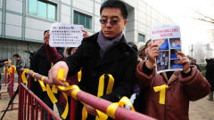 Des partisans du dissident Liu Xiaobo devant le tribunal mercredi