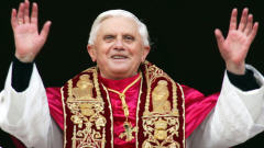 Le pape Benoît XVI salue la foule après l'annonce de son élection.