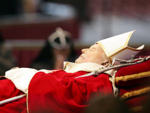 Le pape Jean Paul II est exposé, à sa mort, dans la basilique Saint-Pierre.