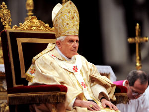 Le pape Benoît XVI célèbre la messe de minuit deux heures à l,avance, à la basilique Saint-Pierre