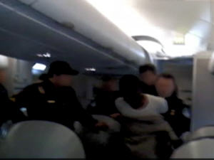 Le suspect lors de son arrestation dans l'avion de Delta Air Lines