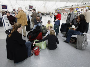 Des passagers en attente d'enregistrement à l'aéroport Pearson de Toronto