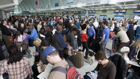 Des milliers de personnes font la queue à l'aéroport Pearson, à Toronto. Des milliers de personnes font la queue à l'aéroport Pearson, à Toronto.