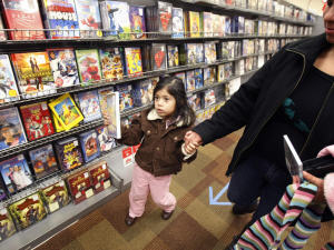 Un rayon de DVD dans un magasin aux États-Unis