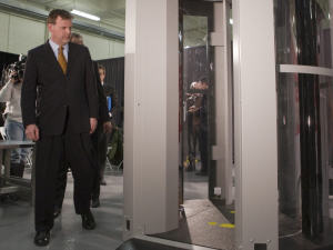 Le ministre canadien des Transports, John Baird, examine un scanner corporel, après une conférence de presse à Ottawa.