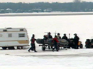 Plongeurs au travail pour retrouver des motoneigistes disparus dans le lac des Deux Montagnes