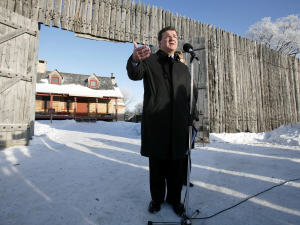 Jim Flaherty lors d'une conférence de presse devant le Fort Gibraltar, à Winnipeg