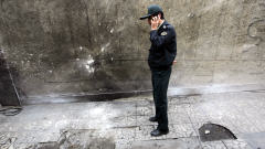 Un policier iranien sur les lieux de l'attentat, le 12 janvier
