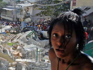 Une Haïtienne parmi les décombres