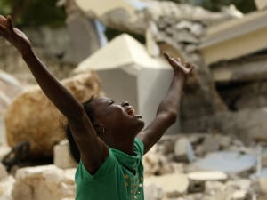 Une jeune Haïtienne est saisie par le désespoir après avoir réalisé la mort de son frère sous les décombres de l'école Saint-Gérard.