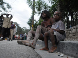 Des enfants blessés dans le tremblement de terre qui a frappé Port-au-Prince attendent de l'aide.