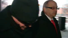 Earl Jones, à gauche, en compagnie de son avocat