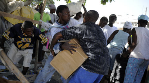 Des Ha�tiens se disputent pour de la nourriture dans une rue de Port-au-Prince.
