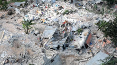 Un quartier de Port-au-Prince est totalement dévasté par le séisme.