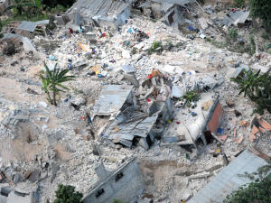Un quartier de Port-au-Prince est totalement dévasté par le séisme.
