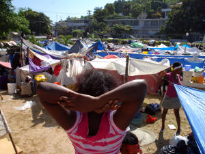 Des dizaines de milliers d'Haïtiens vivent maintenant dans des camps de fortune.