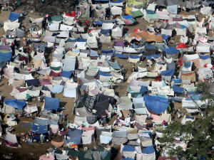 Vue aérienne d'un camp de fortune où s'entassent des sinistrés à Port-au-Prince.