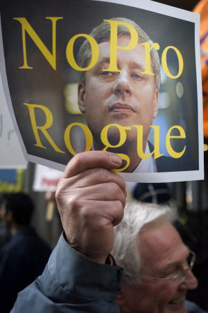 Des opposants à la prorogation manifestent devant un édifice à Toronto où Stephen Harper participe à une rencontre le 21 janvier.