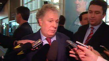 Le premier ministre Jean Charest r�agit aux propos de Pierre Karl P�ladeau, en marge de la rencontre �conomique qui se tient � L�vis