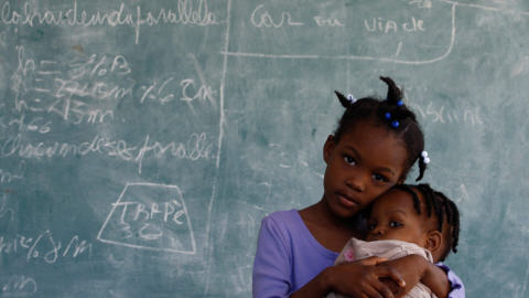 Jenny, 7 ans, et sa soeur, Neika, 1 ans, dans un orphelinat de Jacmel.