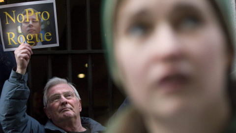 Des opposants � la prorogation ont d�j� manifest�, ce mercredi, devant un �difice de Toronto, o� Stephen Harper participait � une rencontre.