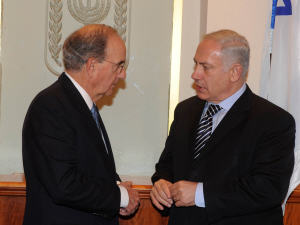 L'envoyé spécial américain George Mitchell rencontre le premier ministre israélien Benyamin Nétanyahou, à Jérusalem, le 21 janvier 2010.
