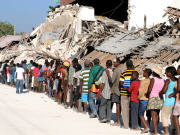 Des Ha�tiens font la file � un point de distribution d'aide des Nations unies � Port-au-Prince, le 22 janvier 2010.