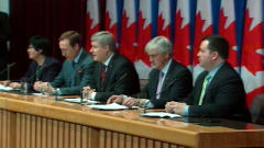 Conf�rence de presse du premier ministre, accompagn� des ministres impliqu�s dans les programmes d'aide � Ha�ti.
