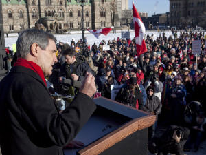 Le chef libéral Michael Ignatief s'adresse à la foule, venue dénoncer la prorogation du Parlement par Stephen Harper.