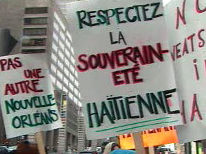 Quelques personnes ont manifesté devant l'immeuble où se tient la conférence.