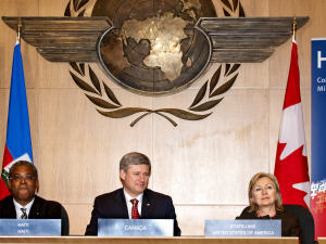 Le premier ministre d'Haïti, Jean-Max Bellerive, le premier ministre du Canada, Stephen Harper, et la secrétaire d'État américaine, Hillary Clinton à la conférence de Montréal.