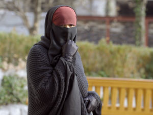 Une femme portant le niqab dans une rue de Lyon, en France, le 25 janvier 2010.
