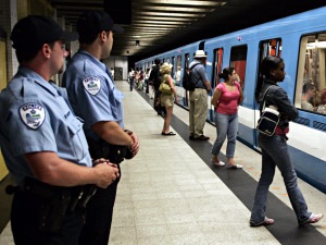 Des usagers dans le métro de Montréal.