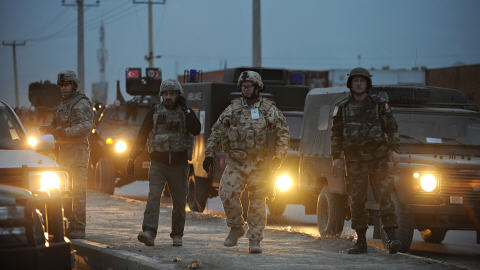 Des soldats de l'OTAN patrouillent devant le camp Phoenix, � Kaboul, o� a eu lieu l'attentat.