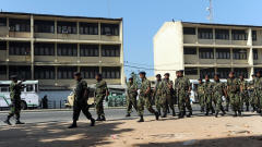 Des soldats prennent leurs positions devant l'hôtel où réside Sarath Fonseka, à Colombo, le 27 janvier.