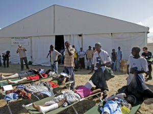 Des Haïtiens blessés attendent de recevoir des soins.