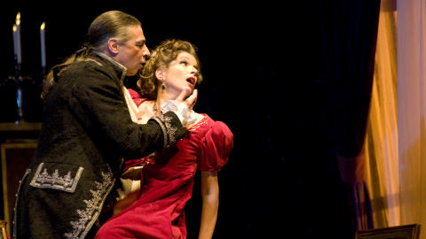 Scarpia (Greer Grimsley) veut forcer Tosca (Nicola Beller Carbone) � lui c�der.