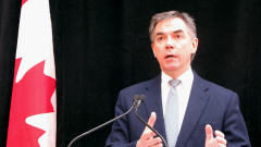 Le ministre de l'Environnement, Jim Prentice
